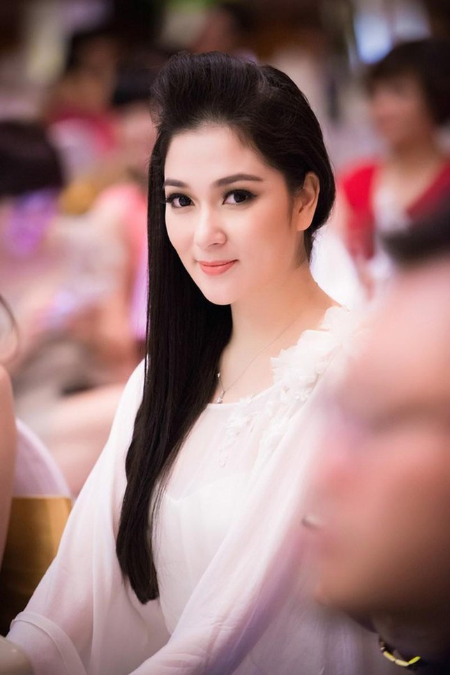 Hoa hậu Nguyễn Thị Huyền gây 