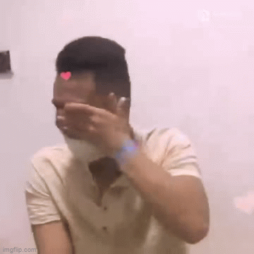 Video: Cảm động hình ảnh anh chồng núp sau lưng mẹ khóc nức nở