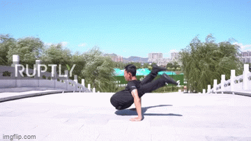 Video: Kỳ lạ người đàn ông có khả năng 'uốn dẻo không xương'