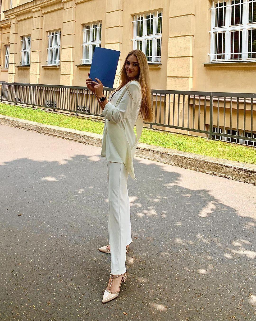 Vẻ đẹp gợi cảm của nữ giáo viên vừa được bổ nhiệm Hoa hậu Trái đất Cộng hoà Czech 2021
