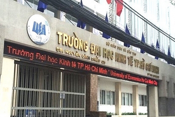 Thủ tục nhập học Đại học Kinh tế TPHCM năm 2020