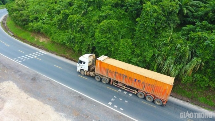 Tai nạn giao thông sáng 6/10: Vào cua tốc độ cao, 