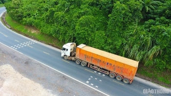 Tai nạn giao thông sáng 6/10: Vào cua tốc độ cao, "phượt thủ" tông trực diện xe tải