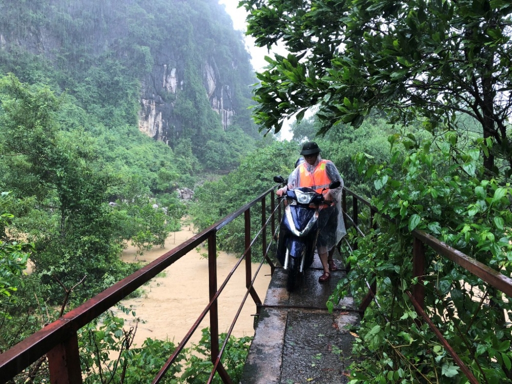 Lũ lên nhanh, nhiều làng mạc ở Quảng Bình chìm sâu trong nước