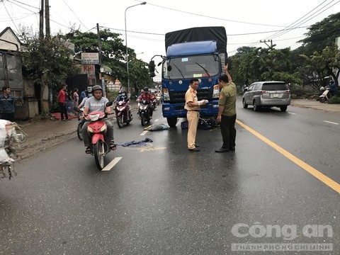 Tai nạn giao thông sáng 10/10: Bị kiểm tra, tài xế ô tô nhấn ga đẩy lùi CSGT rồi bỏ chạy