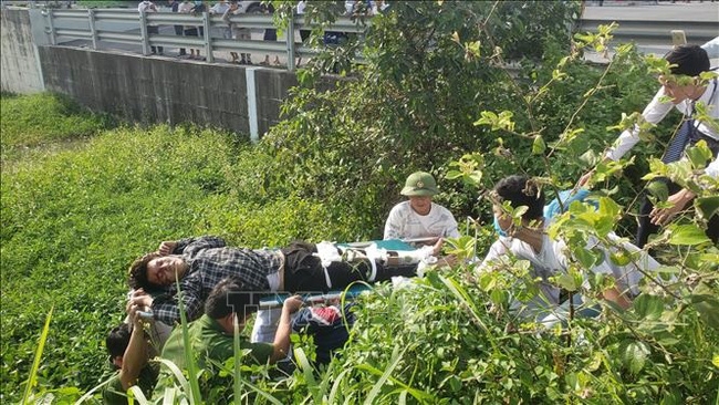 Tai nạn giao thông sáng 11/10: Xe máy chở 4 người va chạm với ô tô, 3 người trọng thương