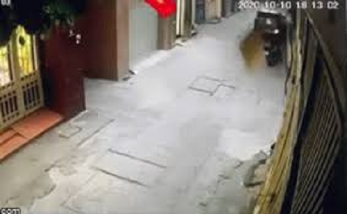 Camera giao thông: Bị kẹt ga, người phụ nữ lao xe vào thẳng cửa nhà dân