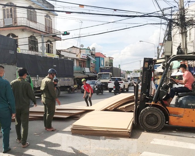 Tai nạn giao thông sáng 13/10: Tai nạn thương tâm, một người đàn ông tử vong ngay trước cổng nghĩa trang Văn Điển