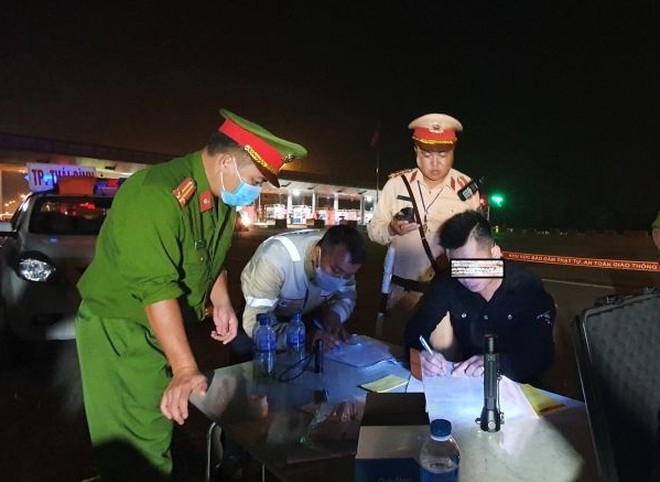 Tai nạn giao thông chiều 13/10: Xe khách giường nằm mất lái lao sang bên đường, tông thẳng vào xe máy