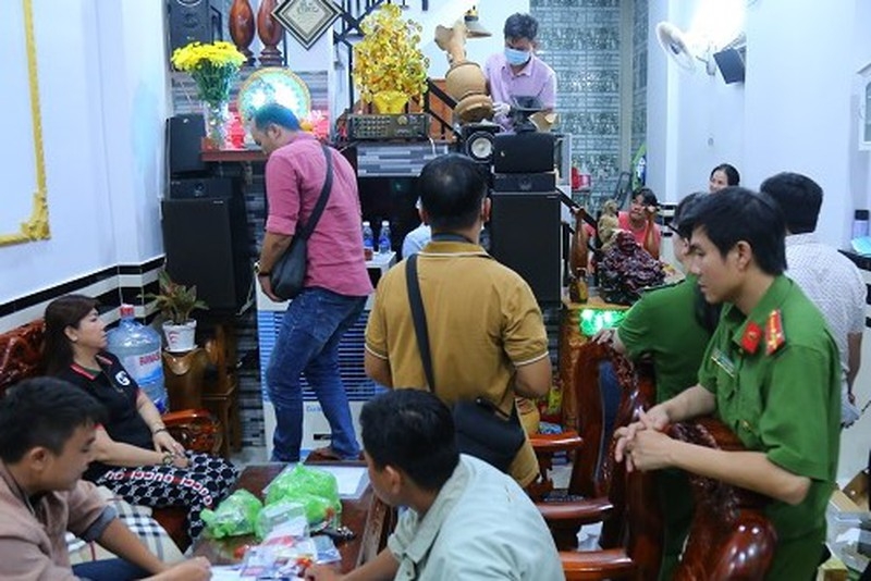 Thông tin pháp luật chiều 14/10: 2 thanh niên cầm kiếm chém người vì cho rằng bị nhìn đểu