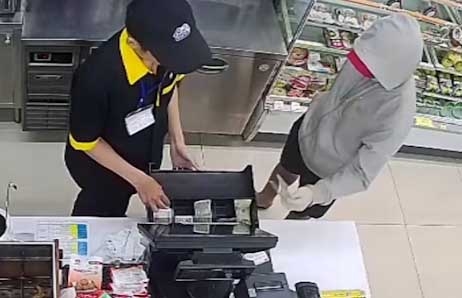 Thông tin pháp luật chiều 14/10: 2 thanh niên cầm kiếm chém người vì cho rằng bị nhìn đểu