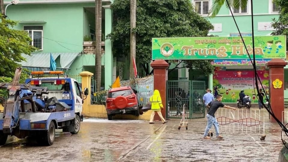 Tai nạn giao thông chiều 14/10: Va chạm kinh hoàng giữa 3 ô tô, 2 tài xế bị thương, phương tiện biến dạng