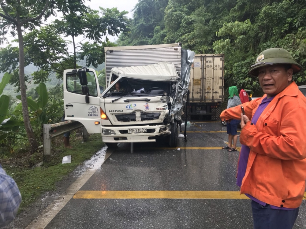 Tai nạn giao thông chiều 14/10: Va chạm kinh hoàng giữa 3 ô tô, 2 tài xế bị thương, phương tiện biến dạng