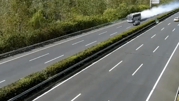 Camera giao thông: Xe khách bốc cháy khi đang chạy trên cao tốc, 52 hành khách sơ tán khẩn cấp