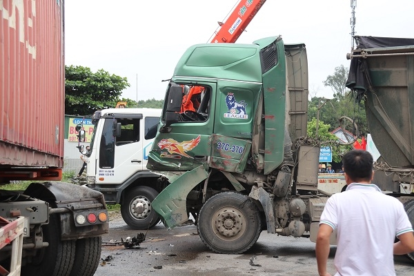 Tai nạn giao thông chiều 15/10: Tài xế xe khách vượt ẩu gây tai nạn thảm khốc tại đường dẫn Nam hầm Hải Vân