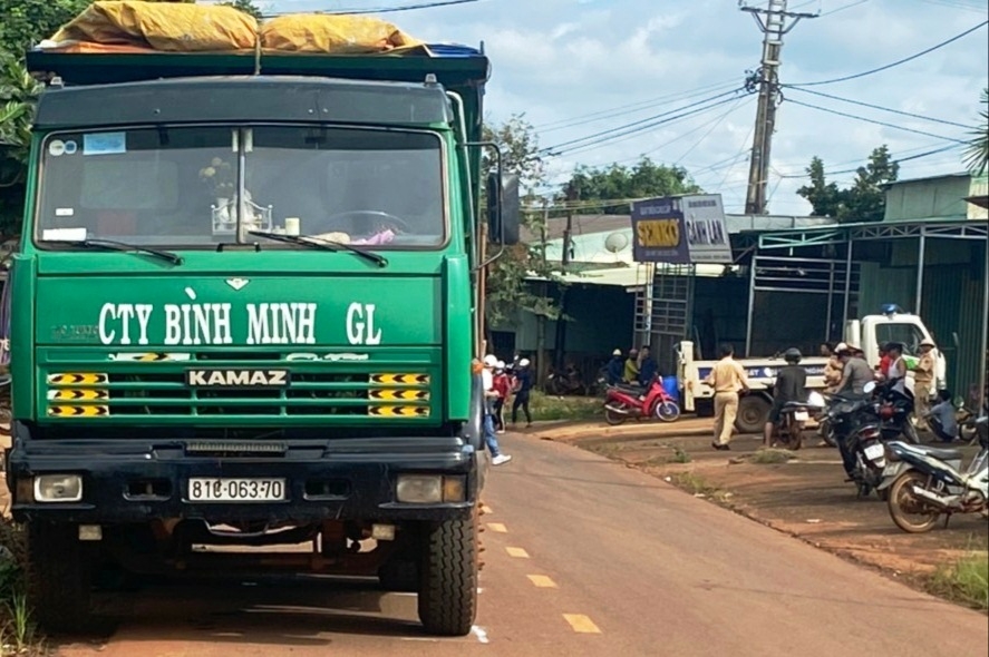 Tai nạn giao thông sáng 16/10: Sau màn ôm cua tốc độ cao, xe ben trượt xoáy văng đuôi vào đầu xe container
