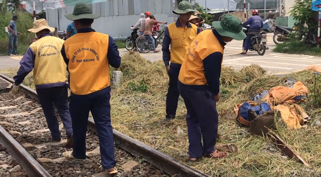 Tai nạn giao thông sáng 16/10: Sau màn ôm cua tốc độ cao, xe ben trượt xoáy văng đuôi vào đầu xe container