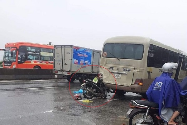 Tai nạn giao thông sáng 17/10: Tránh ổ gà giữa đường Sài Gòn, thanh niên bị xe tải cán