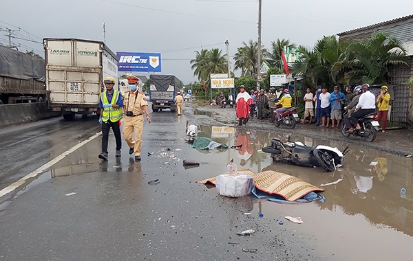 Tai nạn giao thông chiều 17/10: Tránh vũng nước, đôi nam nữ bị xe tải cán tử vong