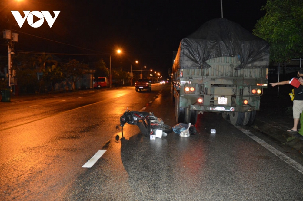 Tai nạn giao thông chiều 17/10: Tránh vũng nước, đôi nam nữ bị xe tải cán tử vong