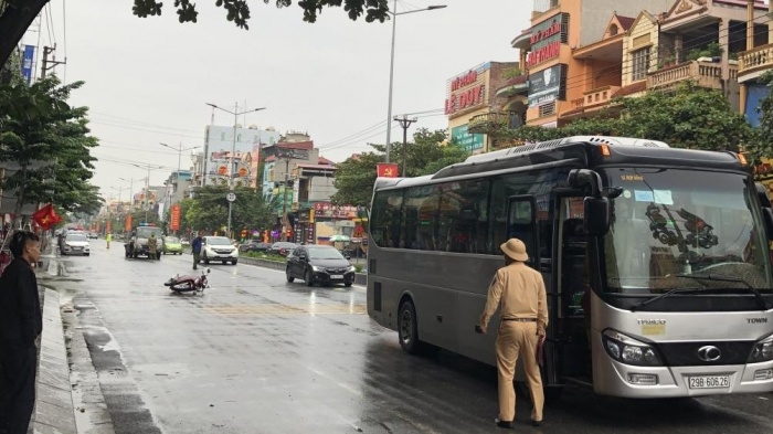 Tai nạn giao thông chiều 18/10: Xe tải mất lái húc bay dải phân cách, tông sập nhà dân