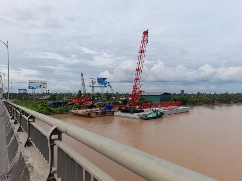 Tai nạn giao thông sáng 22/10: Đuổi theo ôtô nghi gây tai nạn, tài xế grab bị phang gậy vào đầu