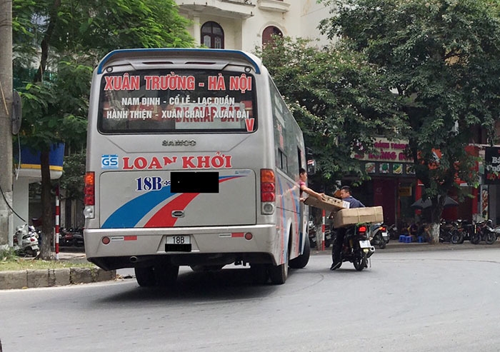 Tai nạn giao thông sáng 23/10: Thanh niên trẻ bốc đầu xe, bạn ngồi sau ngã bắn sang đường tử vong