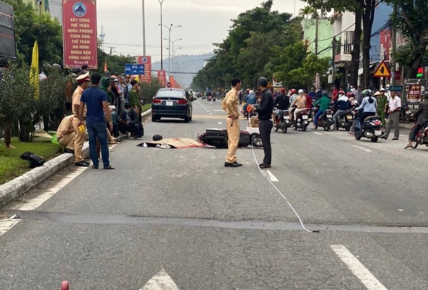 Tai nạn giao thông sáng 24/10: Hàng chục cột điện cao áp trên xe đầu kéo văng xuống đường, gây họa cho xe khách