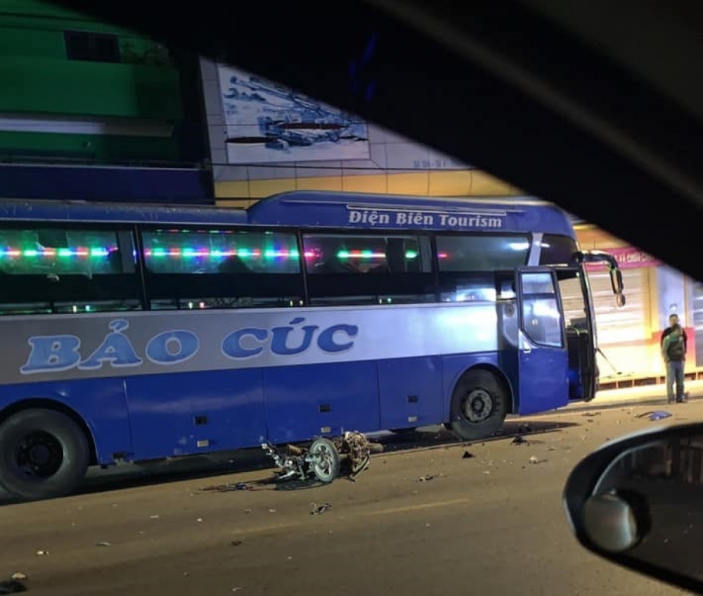 Tai nạn giao thông chiều 25/10: Ô tô lao lên dải phân cách trên cao tốc Hà Nội - Bắc Giang, đâm 2 người chết
