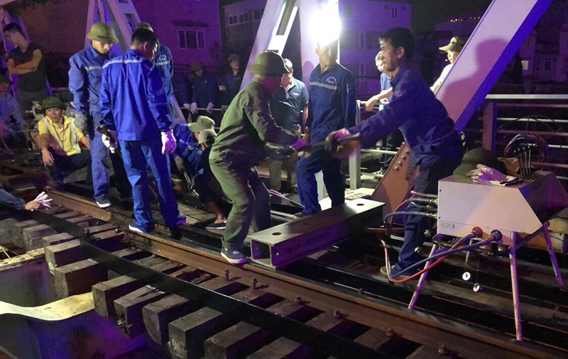 Tai nạn giao thông chiều 25/10: Ô tô lao lên dải phân cách trên cao tốc Hà Nội - Bắc Giang, đâm 2 người chết