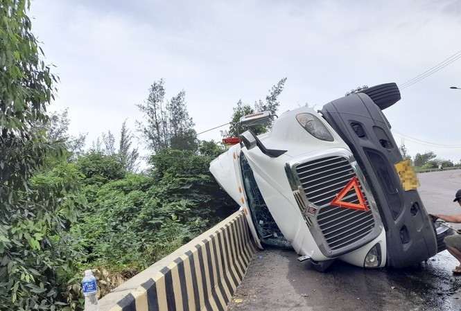 Tai nạn giao thông sáng 27/10: Đầu xe Ford Explorer nát tươm sau khi đâm đổ hàng loạt biển báo
