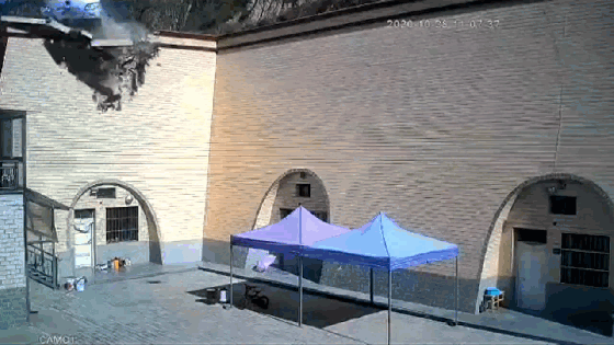 Camera giao thông: Xe khách húc bay lan can đường cao tốc, rơi từ độ cao 6m xuống nhà dân