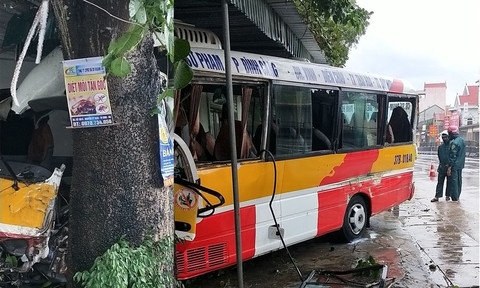 Tai nạn giao thông sáng 30/10: Xe buýt đâm gốc cây ven đường, tài xế nguy kịch, hành khách thoát chết