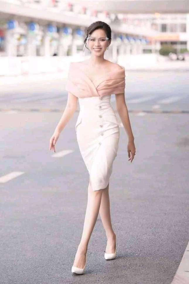 Hoa hậu Đỗ Thị Hà diện đầm pastel, khoe vai trần quyến rũ