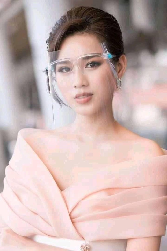 Hoa hậu Đỗ Thị Hà diện đầm pastel, khoe vai trần quyến rũ