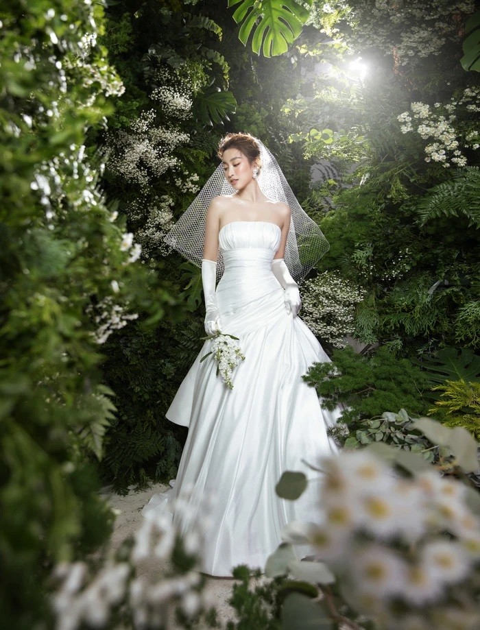 Hoa hậu Đỗ Mỹ Linh gây bất ngờ khi tung bộ ảnh cô dâu lộng lẫy