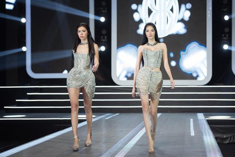 Minh Tú - Hoàng Thùy đọ dáng nóng bỏng trên sàn catwalk