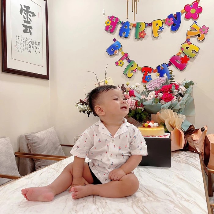 Lộ hình ảnh siêu dễ thương của nhóc tỳ nhà Á hậu Thuý Vân