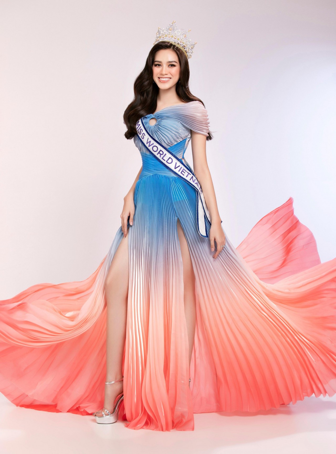 Hoa hậu Đỗ Thị Hà tung bộ ảnh đẹp rạng rỡ trước ngày dự Miss World 2021