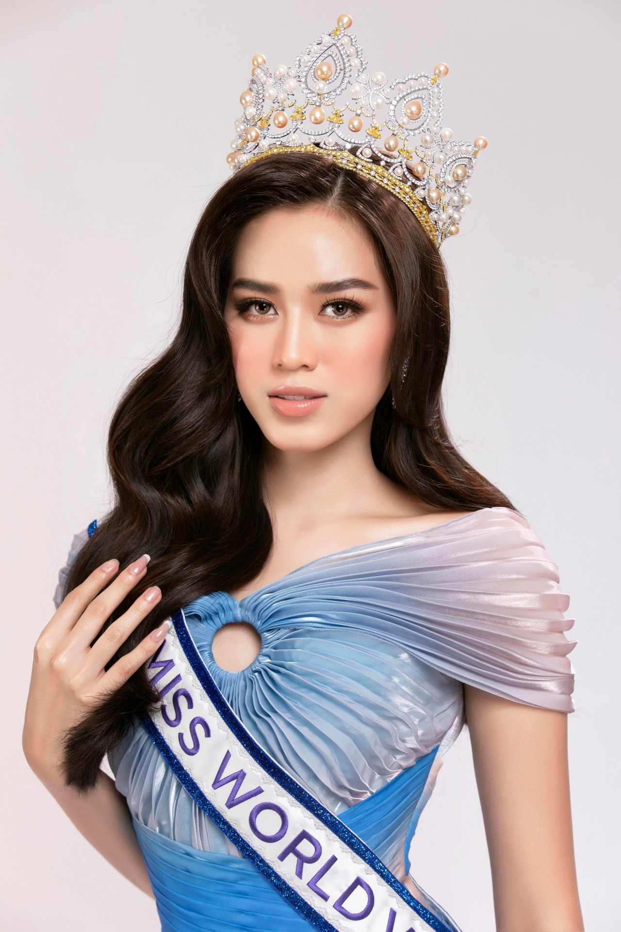 Hoa hậu Đỗ Thị Hà tung bộ ảnh đẹp rạng rỡ trước ngày dự Miss World 2021