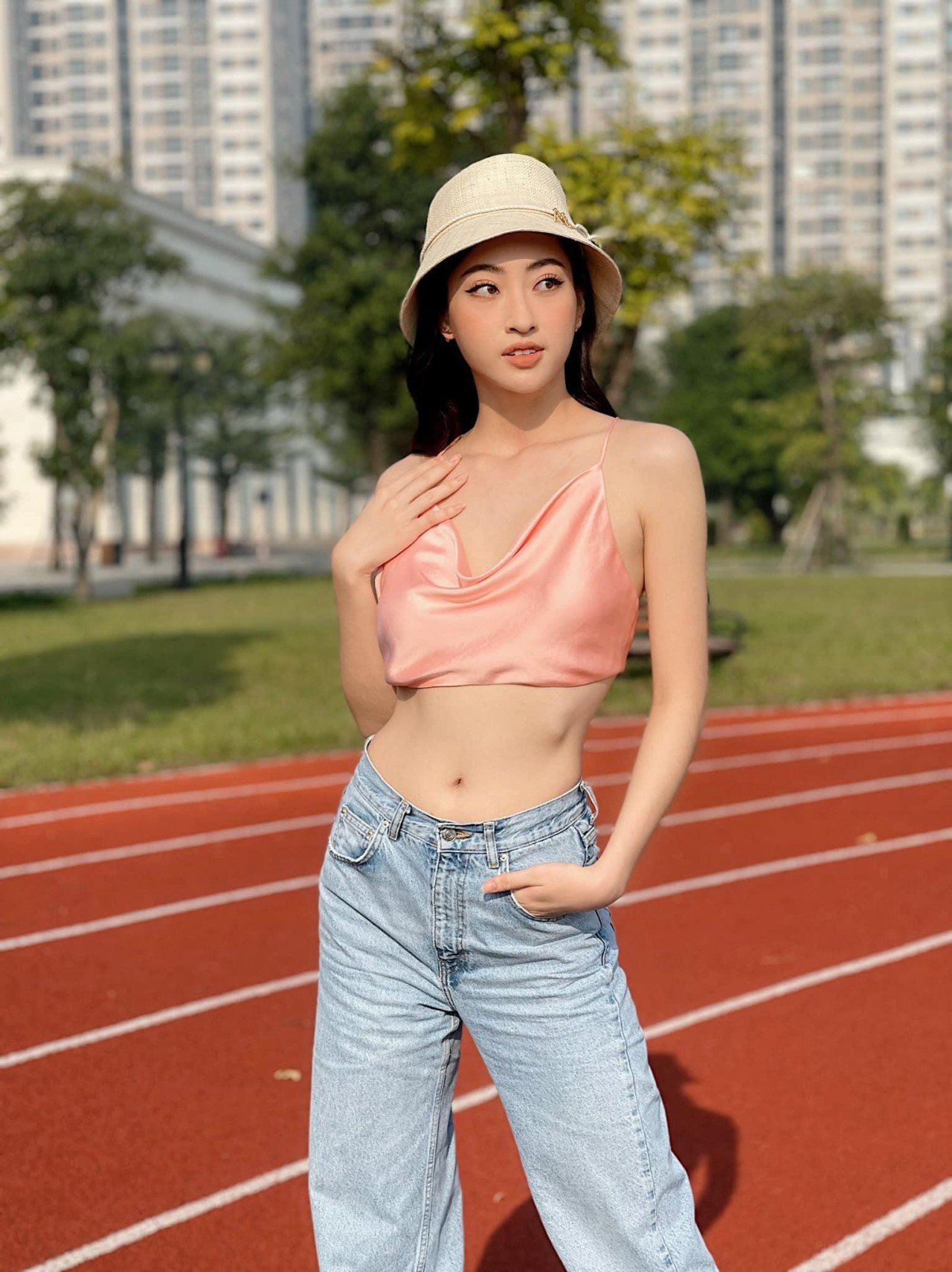 Hai nàng hậu H'Hen Niê và Lương Thùy Linh đồng loạt diện trang phục cắt xẻ táo bạo