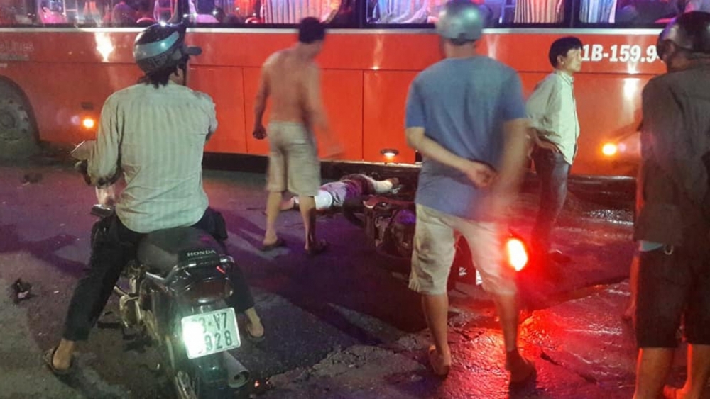 Tai nạn giao thông chiều 1/11: Bé trai ngã văng khỏi xe máy, suýt bị ôtô đâm