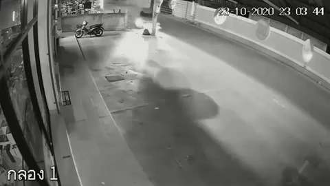 Camera giao thông: Xe bán tải mất lái bất ngờ lao vào cửa hàng lúc nửa đêm