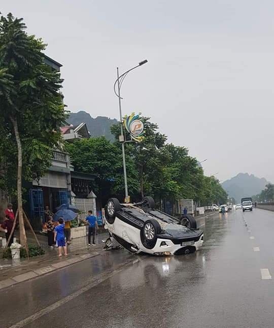 Tai nạn giao thông sáng 3/11: Xe ba gác tông chết người đi bộ, đâm nát biển báo giao thông và bảng hiệu của tiệm thuốc Tây