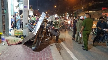 Tai nạn giao thông sáng 3/11: Xe ba gác tông chết người đi bộ, đâm nát biển báo giao thông và bảng hiệu của tiệm thuốc Tây