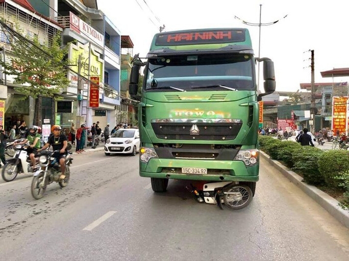 Tai nạn giao thông sáng 8/11: Xe máy lao lên vỉa hè tông cột đèn ở Sài Gòn, nhân viên ngân hàng tử vong