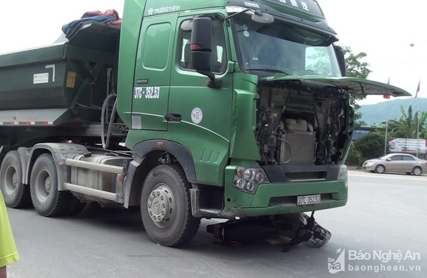Tai nạn giao thông chiều 11/11: Thiếu niên tuổi điều khiển xe máy không biển số vượt đèn đỏ gây tai nạn làm 3 người chết