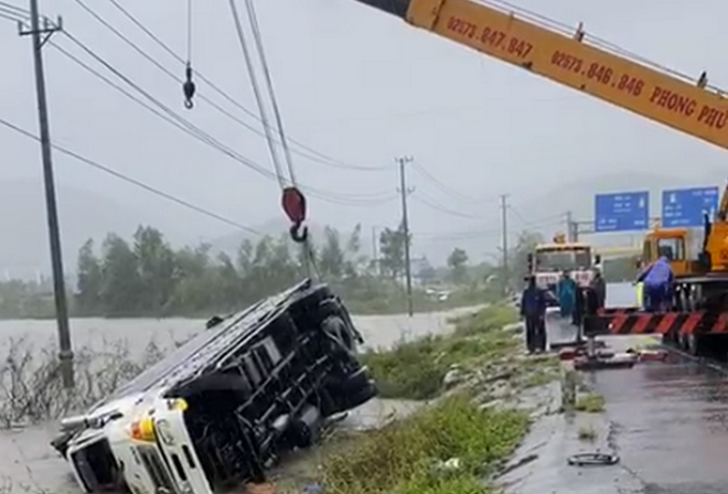 Tai nạn giao thông chiều 11/11: Thiếu niên tuổi điều khiển xe máy không biển số vượt đèn đỏ gây tai nạn làm 3 người chết