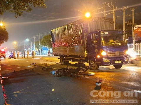 Tai nạn giao thông sáng 13/11: Đi bộ trên cao tốc trong đêm, người đàn ông bị xe container cán nát 2 chân