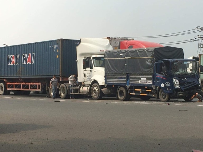 Tai nạn giao thông chiều 13/11: Phanh quá gấp, tài xế bị thùng xe lôi tự chế văng ra đè tử vong